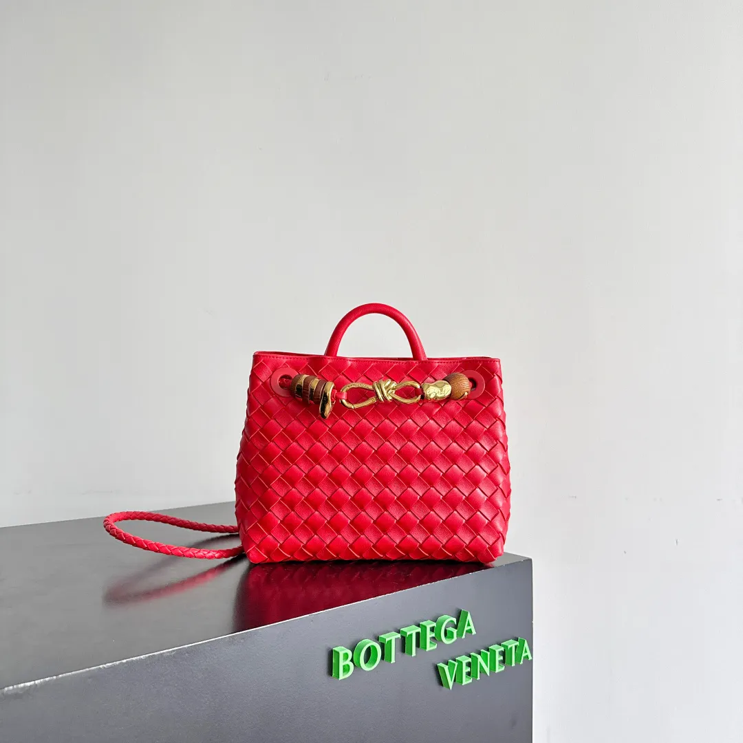 The new Andiamo batch of 3060 BV is shipped‼ ️The classic intercciato weaving process is used to create a soft bag, the metal knot is made of micro-cast aluminum using jewelry technology🪢, and the decorative beads are made of metal and hand-polished oak, allowing you to jump repeatedly between elegance and fun💃, making it unpredictable. Classic and versatile, it shows off your temperament, and the bag has a large capacity, making it very convenient for daily commuting! It has a variety of carrying methods, the shoulder straps can be adjusted by yourself, the original lambskin feels soft and delicate, and the unisex style breaks gender boundaries and brings a more practical and long-lasting use experience. The Andiamo, which has both elegant and casual styles, perfectly interprets the "fashionable old money style". Style No.: 743568+Wood Hardware Color: National Flag Red Size: 25*22*10.5cm